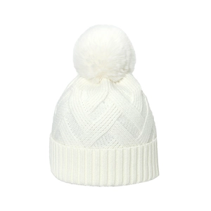 Bonnet en tricot blanc à motif chevrons avec grand pompon en fourrure et bord côtelé