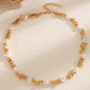 Détails de perles baroques et perles dorées brossées sur le collier avec fermoir