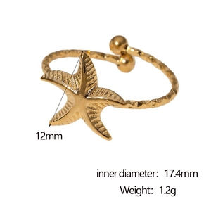 Vue détaillée de la bague étoile de mer plaquée or 18 carats avec motif 12mm et taille 17,4mm