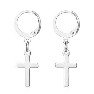 Gros plan sur des boucles d'oreilles croix en acier inoxydable argenté sur fond blanc
