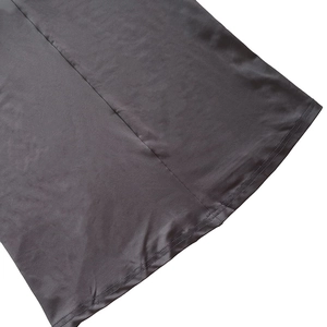 Détail du tissu en satin gris avec une finition d'ourlet à double couture professionnelle