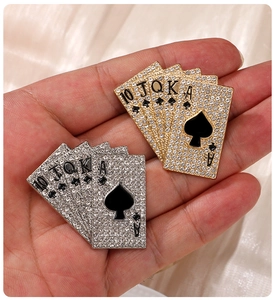 Détails macro de broches de poker avec strass étincelants et motif de pique