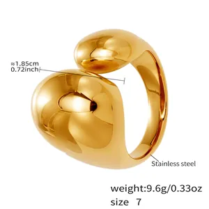 Vue détaillée de la bague goutte en acier inoxydable doré 18 carats avec dimensions