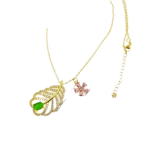 Collana in oro 18 carati con pendente a foglia, smeraldo verde e fiore rosa su sfondo bianco