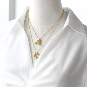 Collier chic en plaqué or avec pendentifs lettres bulles et zircons en style superposé