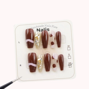 Faux ongles vagues marron et rose avec paillettes et grands strass brillants