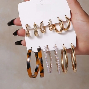 Detailliertes Set mit 6 Paar goldfarbenen Creolen, Acryl-Schildpatt- und Perlenohrringen