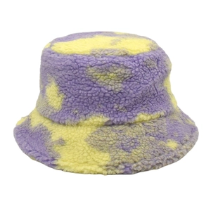 Détail du motif tie-dye violet et beige sur la matière douce du bob en fausse fourrure