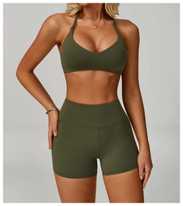 Dettaglio del set yoga verde oliva con top all'americana e pantaloncini a vita alta
