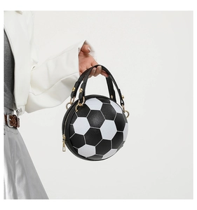 Détail du sac à main rond en forme de ballon de football avec cuir noir et blanc et ferrures dorées