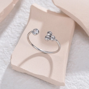 Anello aperto in titanio placcato oro 14K con quattro pietre di zirconia cubica bianca