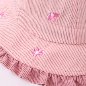 Dettaglio cappello pescatore rosa bimba in velluto a coste con ricami floreali