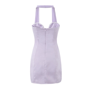 Mini robe dos nu lavande avec coupe moulante sexy et fermeture éclair discrète au dos