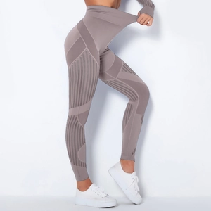 Nahaufnahme der nahtlosen High-Waist Yoga-Leggings mit elastischem Bund und Netzstruktur