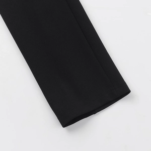 Gros plan sur les coutures précises et la texture du tricot noir de la robe sexy
