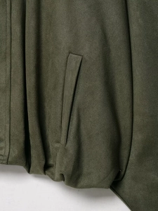 Detailansicht der olivgrünen Wildlederjacke Tasche mit präziser Nahtverarbeitung