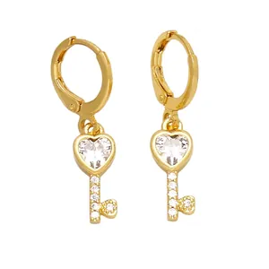 Boucles d'oreilles créoles plaquées or 18k avec zircon cœur et pendentif clé en cristal