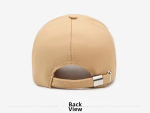 Vue arrière d'une casquette beige avec boucle métallique réglable et texture en sergé