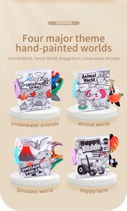 Détail de quatre livres en tissu pour bébé avec queues d'animaux 3D et anneaux de suspension
