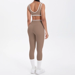 Rückansicht des braunen Yoga-Sets mit weißen Akzenten an Sport-BH und High-Waist-Leggings
