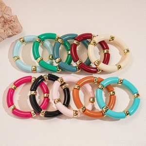 Bracciali in acrilico con perle tubolari e distanziatori dorati in dieci colori assortiti