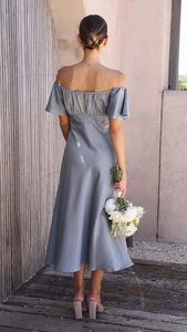 Vue arrière d'une robe mi-longue en satin bleu gris avec dos nu et manches bouffantes