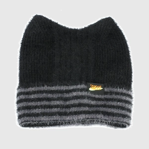 Détail d'un bonnet en maille à oreilles de chat rayé noir et gris avec texture mohair douce