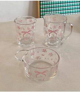 Ensemble tasse et bol en verre transparent avec motifs roses roses et nœuds élégants