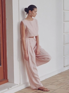 Zweiteiler aus rosa Leinen mit ärmellosem Crop-Top und Hose mit weitem Bein für Sommer
