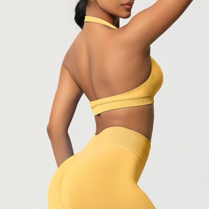 Détail du soutien-gorge de sport dos nu et du legging de yoga taille haute en jaune vif