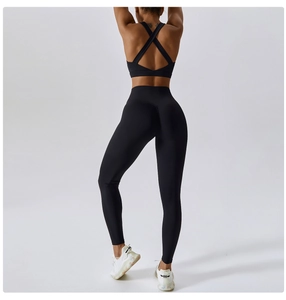 Vista posteriore del set yoga nero con reggiseno incrociato e leggings a vita alta