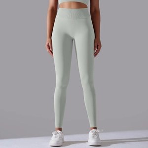 Detail der nahtlosen High-Waist-Yogahose in Minzgrün mit geripptem Bund-Design