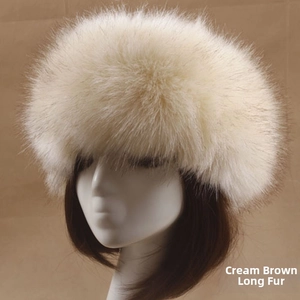 Détail du bonnet en fausse fourrure beige-marron montrant la texture épaisse et poilue