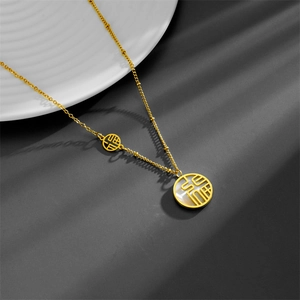 Détail macro du collier en titane avec pendentif caractère Fu et nacre blanche