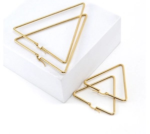 Détail de boucles d'oreilles triangles en acier inoxydable doré 18K, petites et grandes