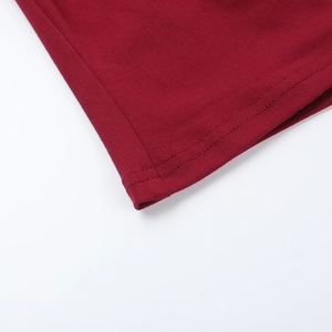 Detailaufnahme des dunkelroten Strickstoffs mit hochwertiger Naht und Spitzenbesatz