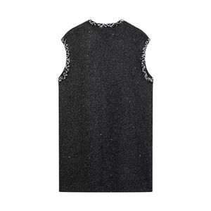 Vue arrière d'une robe noire sans manches en maille avec bordures à paillettes chic