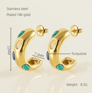 Détail de boucles d'oreilles C de 22mm en acier doré 18K avec pierres de turquoise