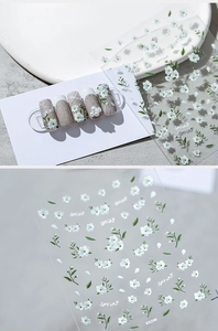 Détail des stickers ongles KX246 aux fleurs blanches avec accents de perles