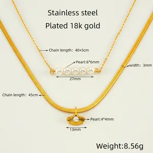 Détail du collier en acier inoxydable doré 18K avec perles, chaîne serpent et feuille de ginkgo