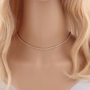 Élégant collier tennis plaqué or avec zircons brillants porté par un mannequin