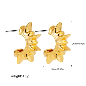 Detailed view of 18K gold sunburst C-shape earrings with size 26mm x 16mm and 4.3g weight