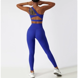 Vue arrière d'un ensemble de yoga bleu roi asymétrique avec legging de compression taille haute
