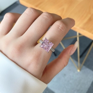 Vue détaillée d'une bague de luxe avec pierre rose taille glace sur anneau argent s925.