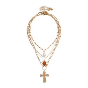 Collana chic a più strati dorata con perla acrilica e pendente a croce ovale