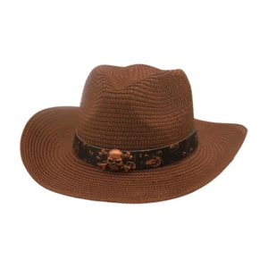Sombrero de paja cowboy trenzado marrón con un adorno de calavera de pirata de cobre