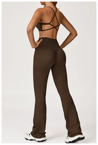 Detalle del sujetador deportivo con espalda cruzada y pantalones de yoga marrones