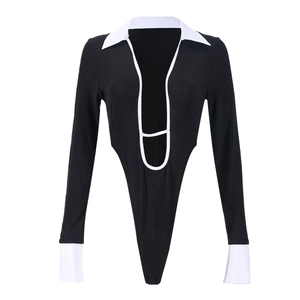 Détail du tissu côtelé et du col contrasté sur ce body noir à manches longues
