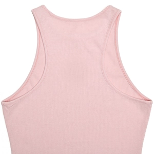 Détail de la robe rose à côtes montrant la coupe au dos et la texture du tissu