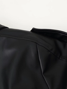 Détails de la texture en similicuir noir de qualité avec des coutures fines et précises